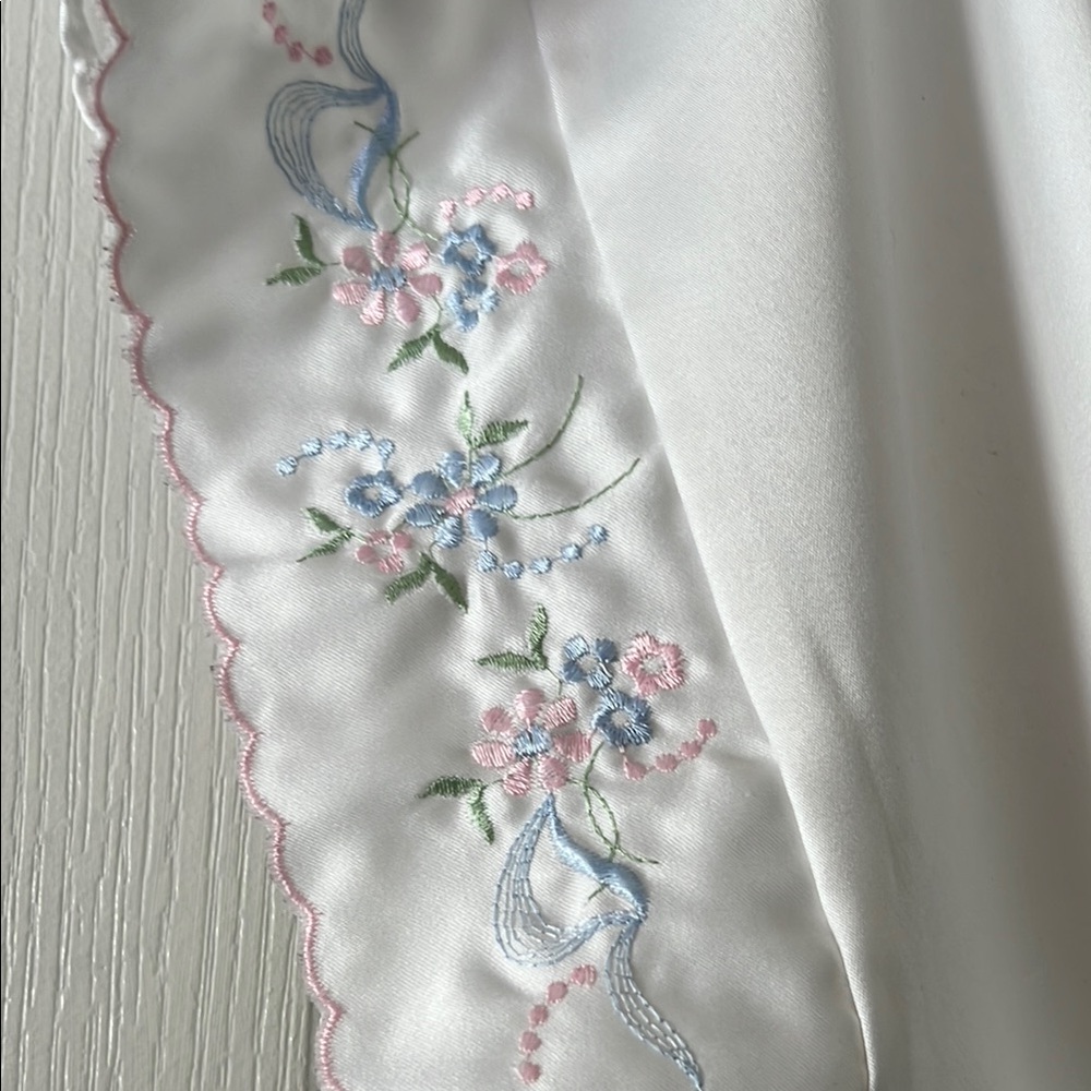 Victoria’s Secret Vintage Elegant White Satin Kimono Robe - Picture 3 of 8